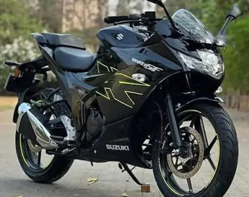 Suzuki Suzuki Gixxer FI 150 negra de estilo deportivo vista de frente en carretera